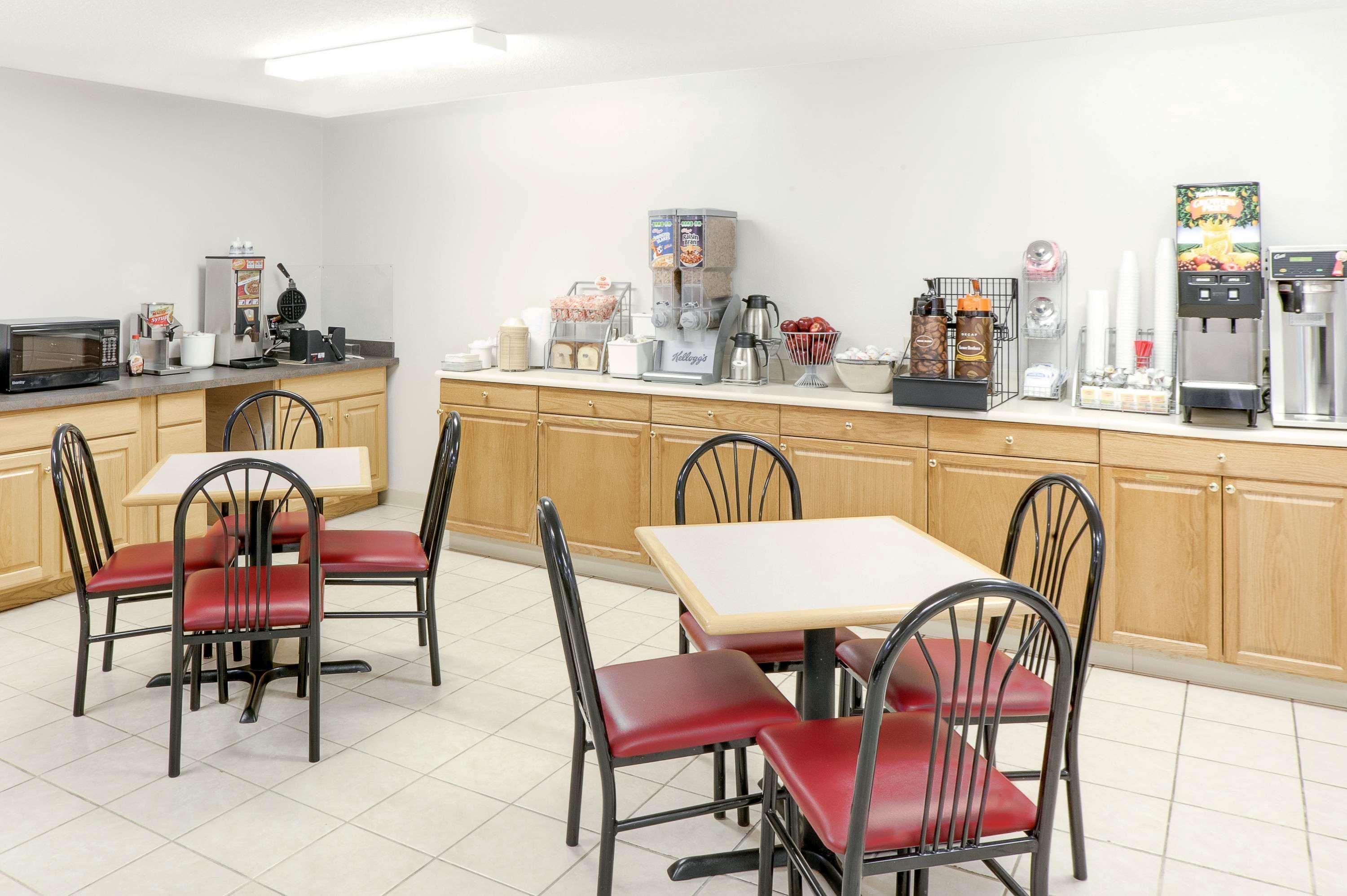 Super 8 By Wyndham Gas City Marion Area Extérieur photo
